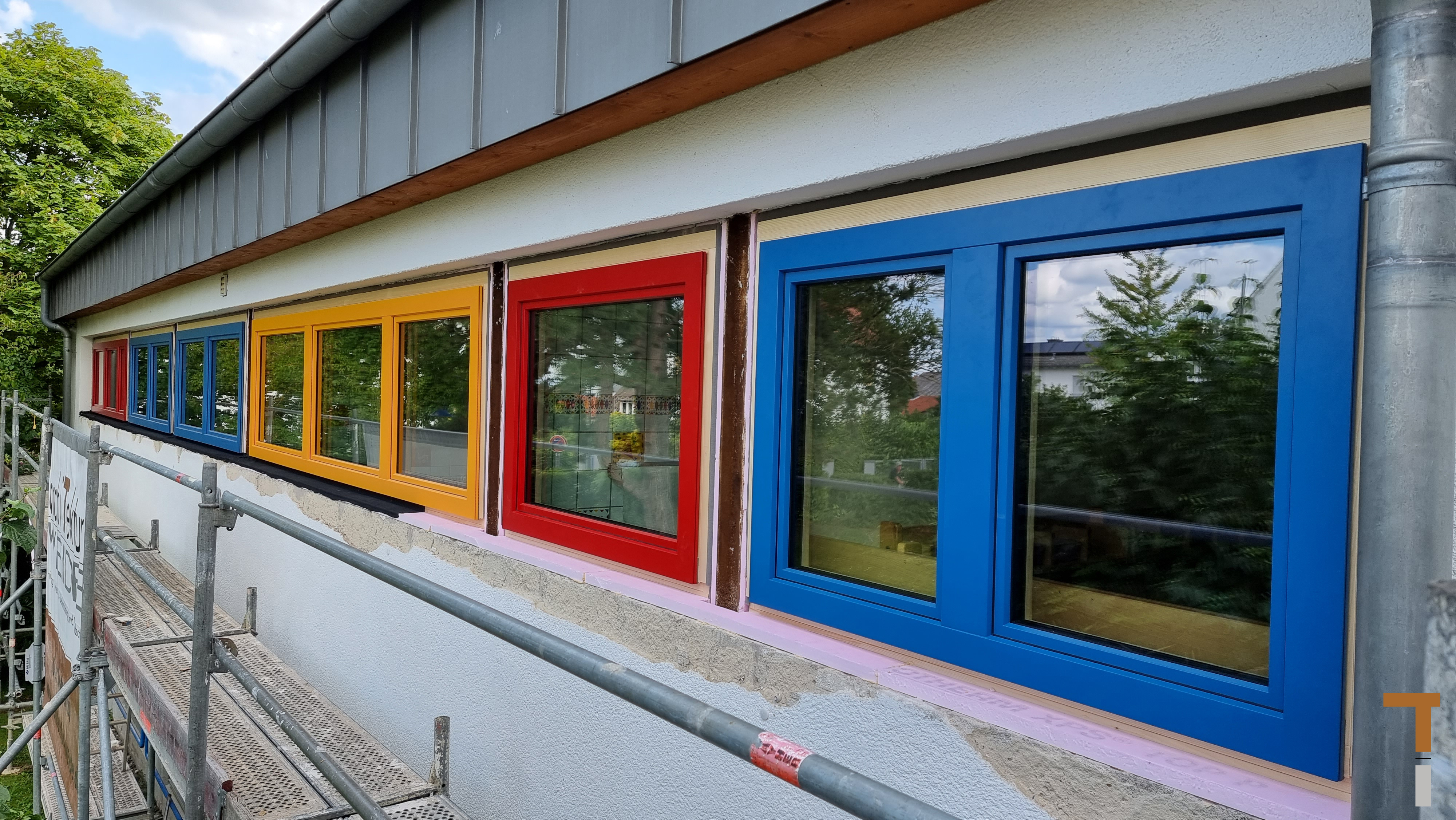 Fenstererneuerung Kindertagesstätte - Neue Fenster und 30mm XPS-Dämmung unter Fensterbank