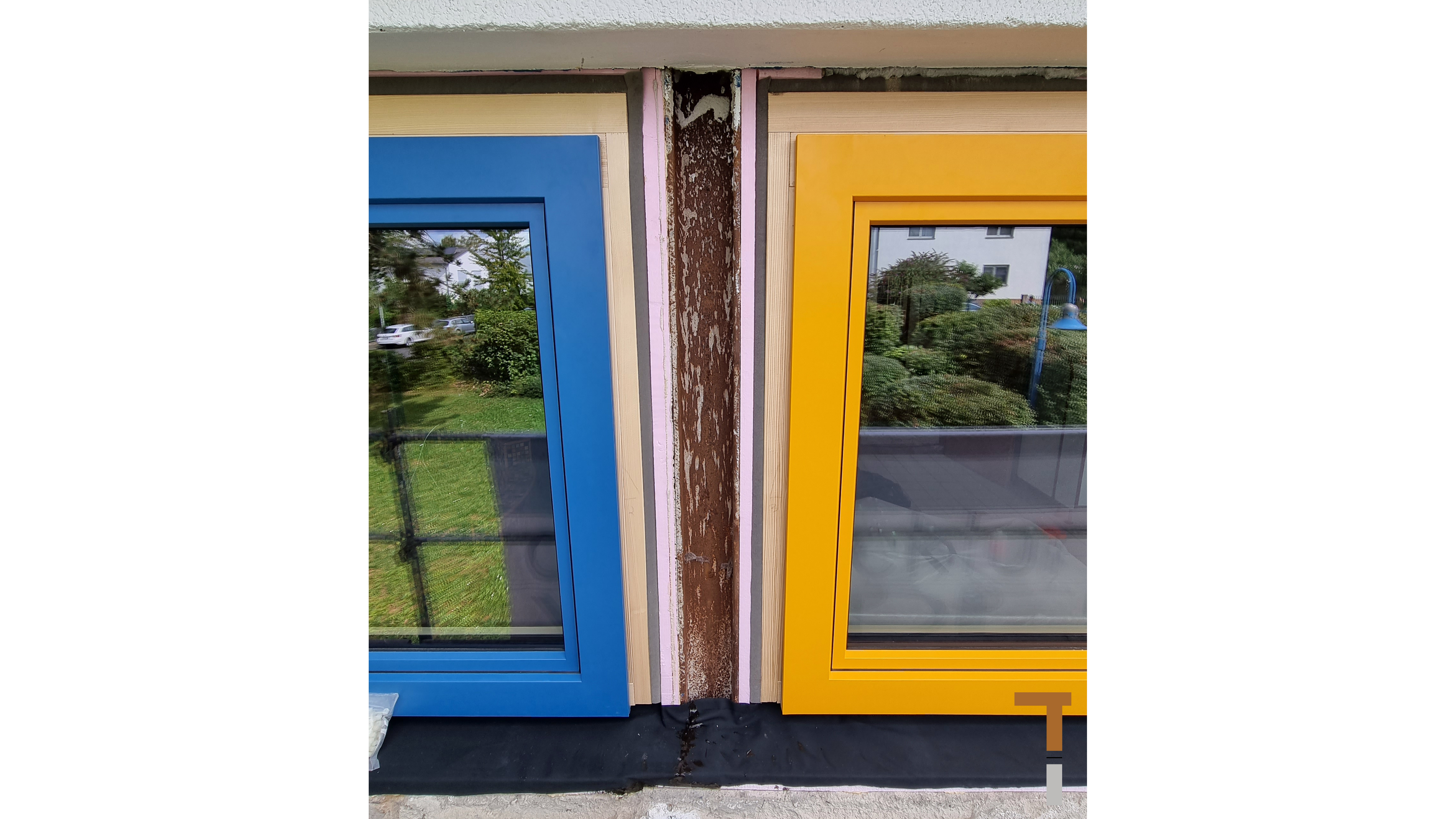 Fenstererneuerung Kindertagesstätte - Neue Fenster mit Rahmenaufdopplung, 20mm XPS-Dämmung seitlich der Stahlstütze und Abdichtung unter Fensterbank