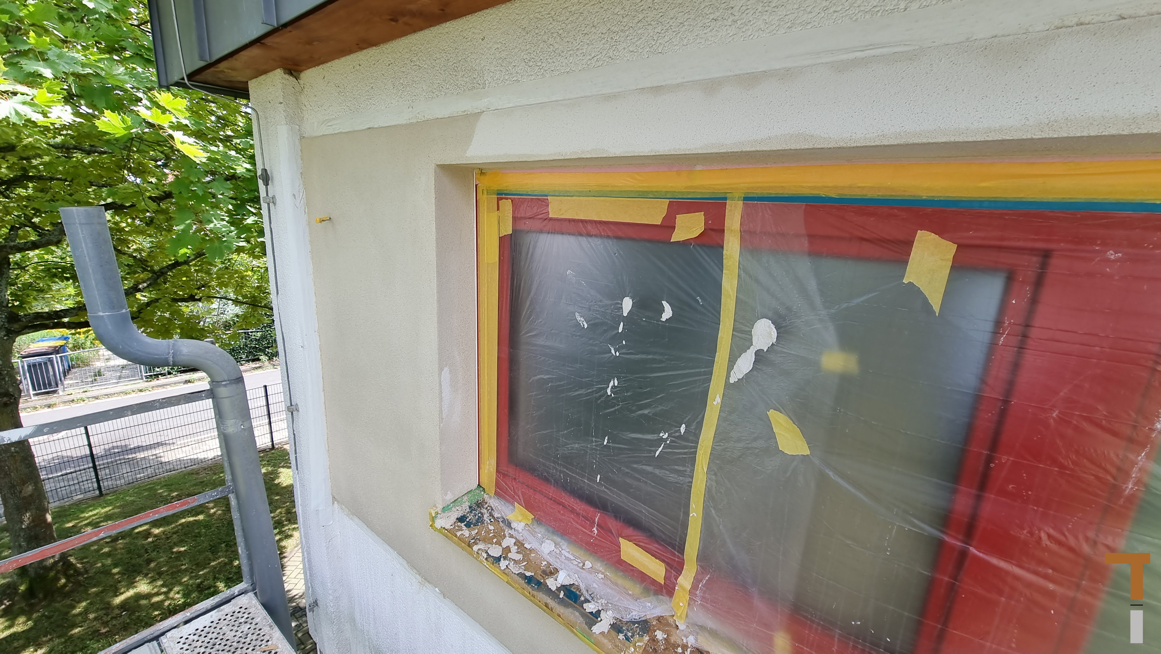 Fenstererneuerung Kindertagesstätte - Fensterband mit neuem Oberputz bis Gebäudekante erweitern
