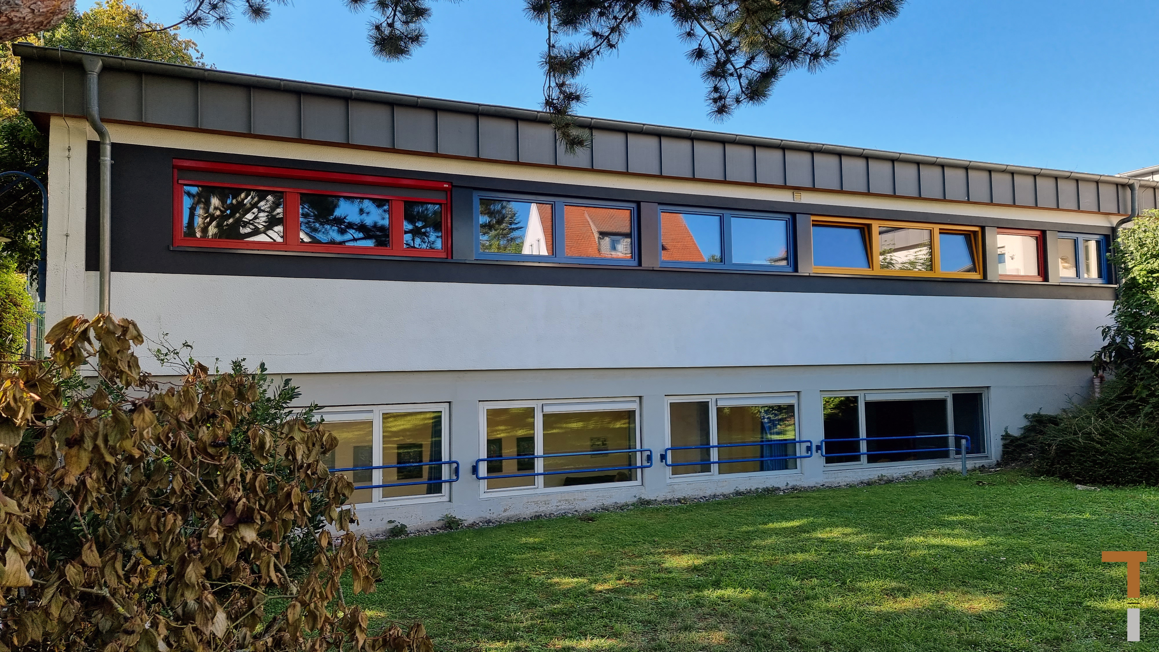 Fenstererneuerung Kindertagesstätte - Rollo soll noch 3-teilig werden, Fliegengitter fehlen noch
