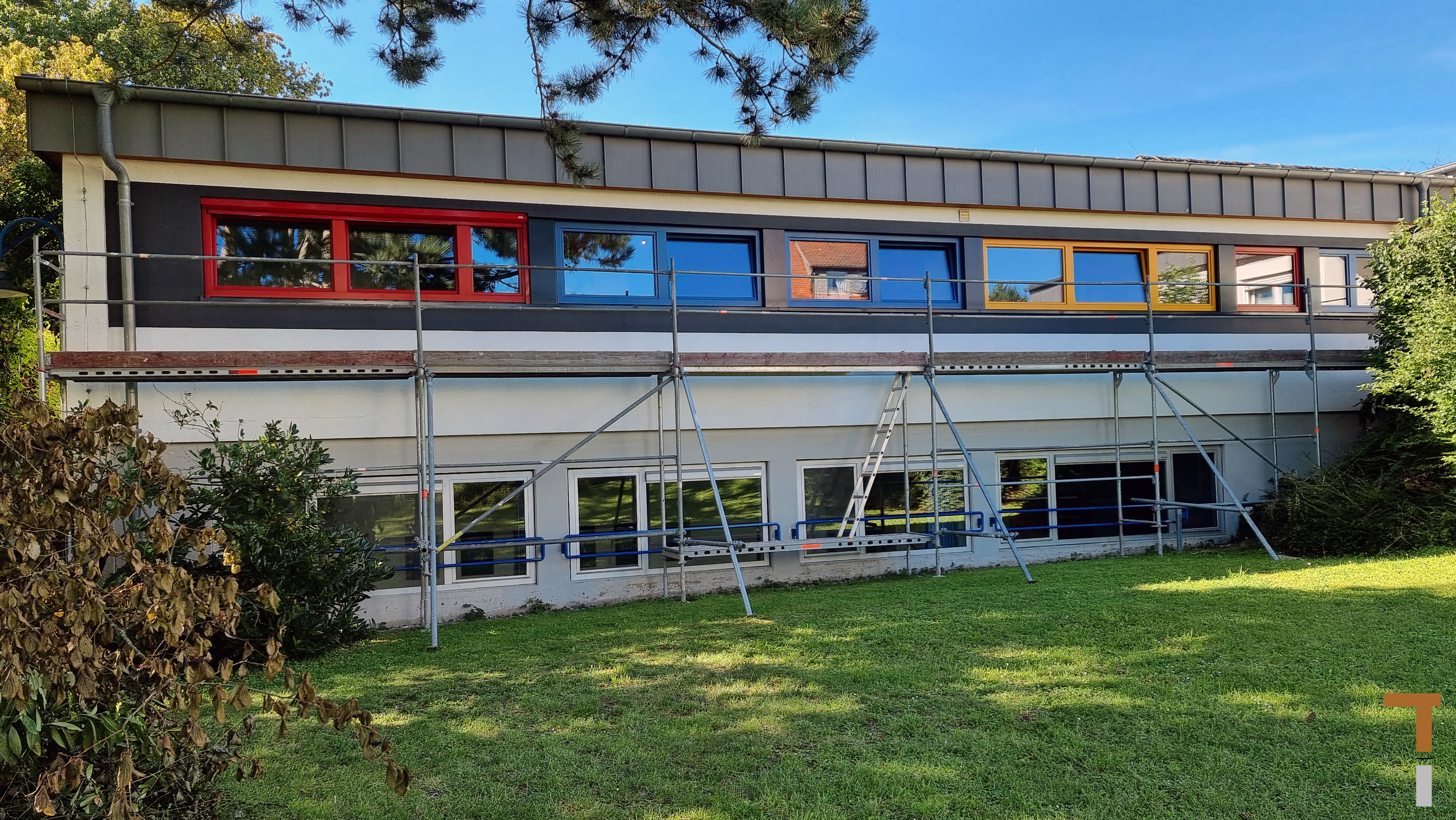 Fenstererneuerung Kindertagesstätte - Gerüst kann abgebaut werden